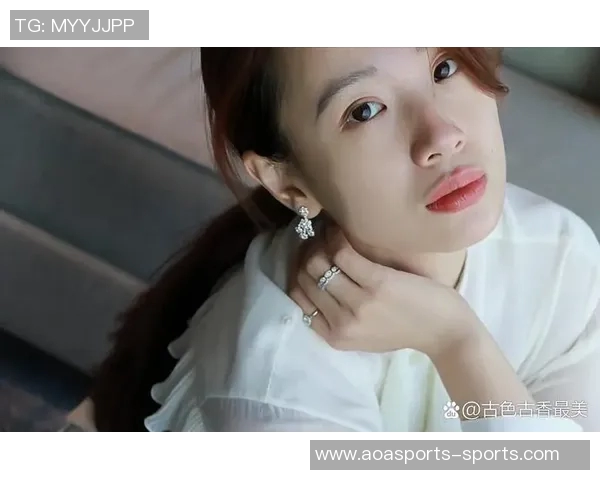 李梦身着红衣庆新年期待赤马年追梦新征程